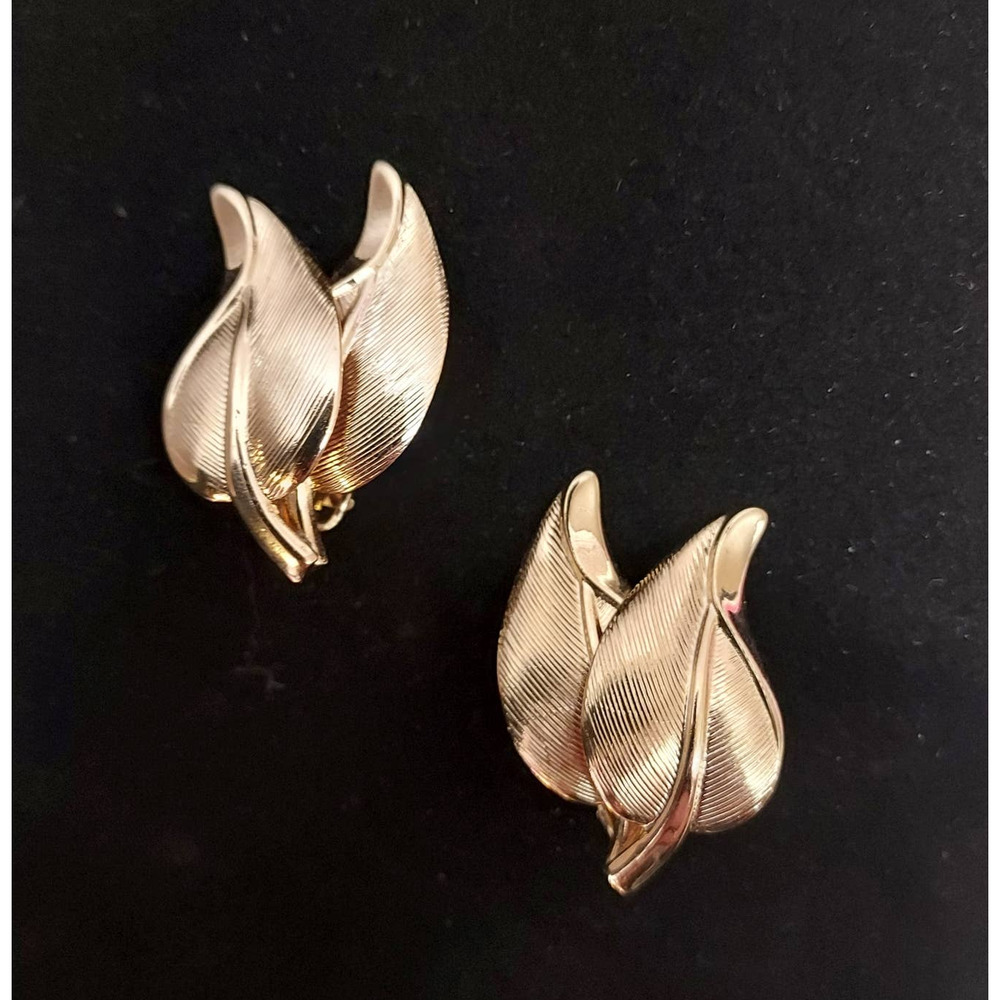 Vintage Signed Bergere 1950s Leaf Design Clip On Statement Earrings Gold Tone